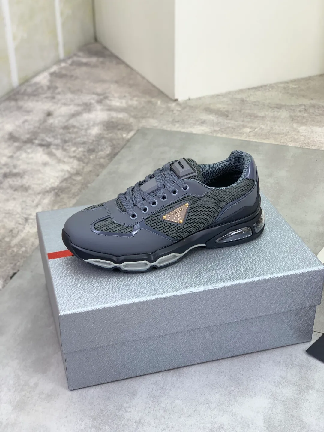 Men's men's shoes 💰P660 💰[New model] The top version is now available on the official website, 🆘 Air-cushion shock-absorbing thick-soled trendy brand (Prada) is the main popular model, avant-garde and versatile fashionable men's shoes, private version mold opening, cowhide surface splicing 1:1.. Simple fashion, original imported cowhide feet; the atmosphere and personality are more fashionable, eye-catching and pursuing class. It will subvert the old idea and be a must-have for fashion trendsetters with you! Must keep it for yourself ! Tall and comfortable, large and low, high-end quality workmanship. Code number: 38-45; 4 colors available.